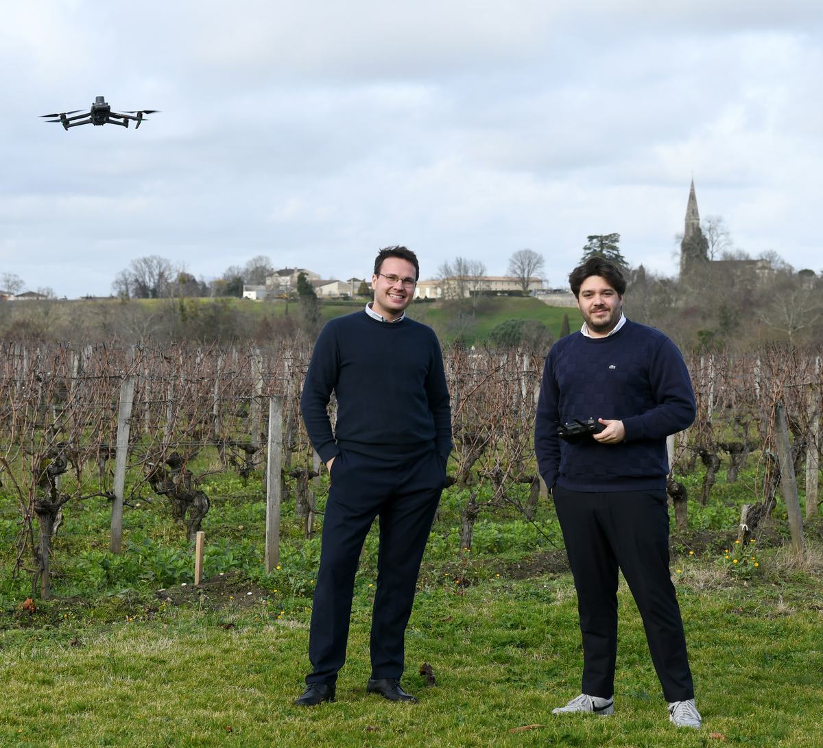 Titien Cubilier et Théo Gauvrit, fondateurs de Vitidrone, dans une parcelle de vigne survolée par leur drone